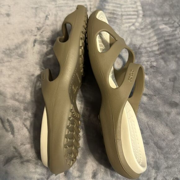 Women’s Crocs Sandals.      NWOT - Picture 7 of 9